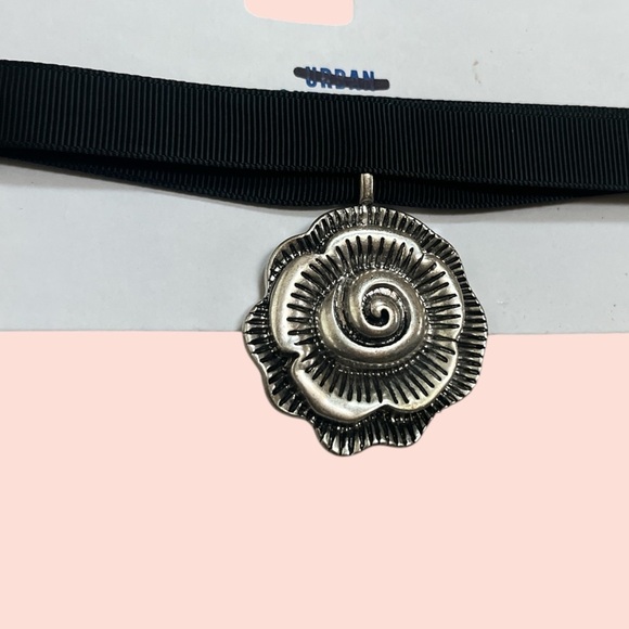 Urban Outfitters Rosette Silver Flower Pendant  Choker Necklace - Picture 3 of 3